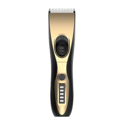 Chats USB tranquille superbe chargeant le trimmer électrique de cheveux d'animal familier